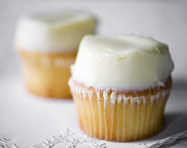 Cupcakes com creme de manteiga branco — Fotografia de Stock