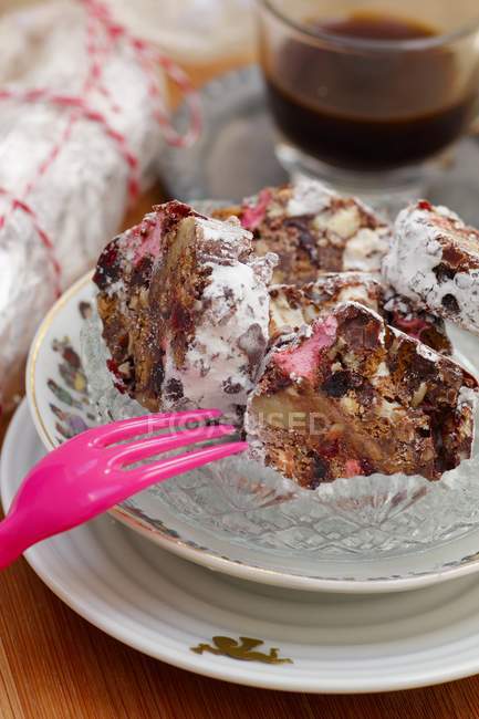 Chocolate con malvaviscos rosados - foto de stock
