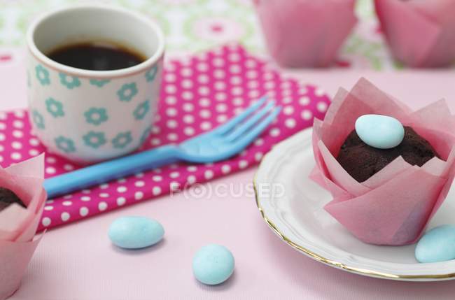 Magdalena de chocolate con taza de té - foto de stock