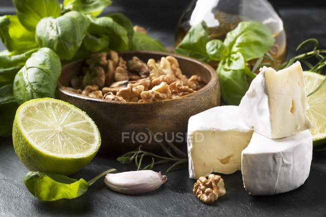 Сыр Камамбер и грецкие орехи — стоковое фото