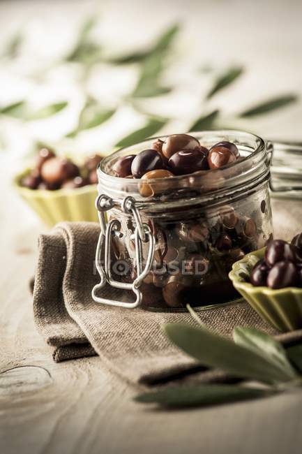 Schwarze Oliven im Glas — Stockfoto