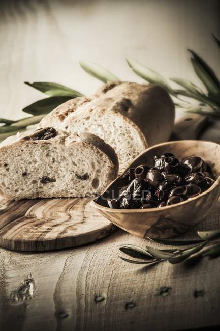 Olivenbrot und schwarze Oliven — Stockfoto