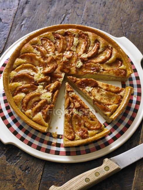 Нарізаний яблучний пиріг — стокове фото