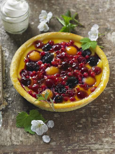 Summer fruit tart with cream — Stock Photo