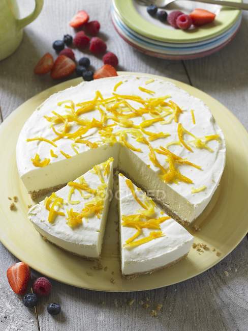 Tarta de queso con ralladura de limón - foto de stock