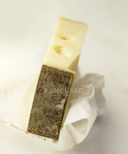 Pedaço de queijo emmental — Fotografia de Stock