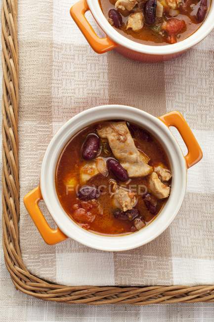 Суп с фасолью и курицей — стоковое фото