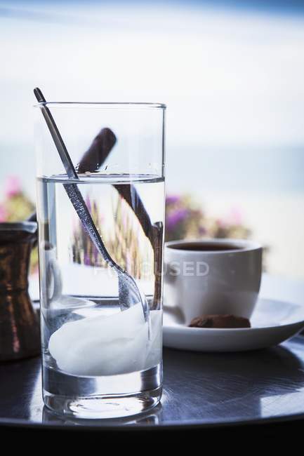 Nahaufnahme von Obstwasser im Glas mit Löffel auf dem Tisch — Stockfoto
