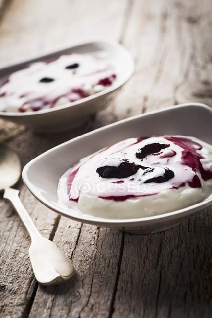Грецький йогурт з вишнями — стокове фото