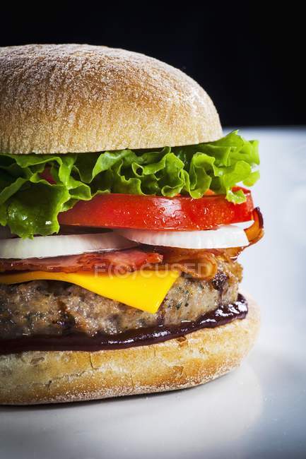 Hambúrguer de queijo com bacon e molho — Fotografia de Stock