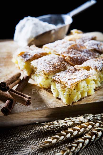 Bougatsa сніданок тістечка — стокове фото