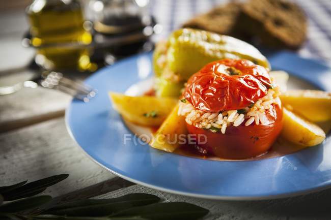 Tomates y pimientos rellenos de arroz - foto de stock