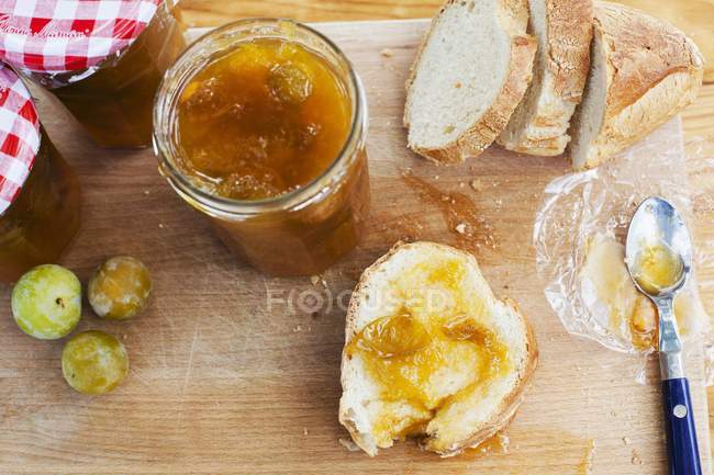 Greengage jam and bread — Stock Photo