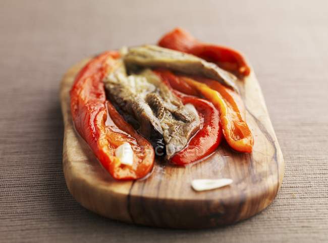 Roasted red pepper and aubergine salad — Stock Photo