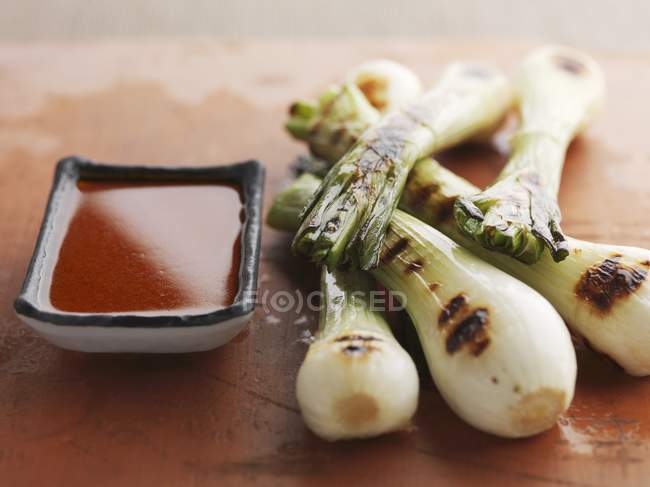 Cipolle di primavera con salsa — Foto stock