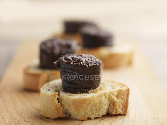 Black pudding with onion toasts — Stock Photo