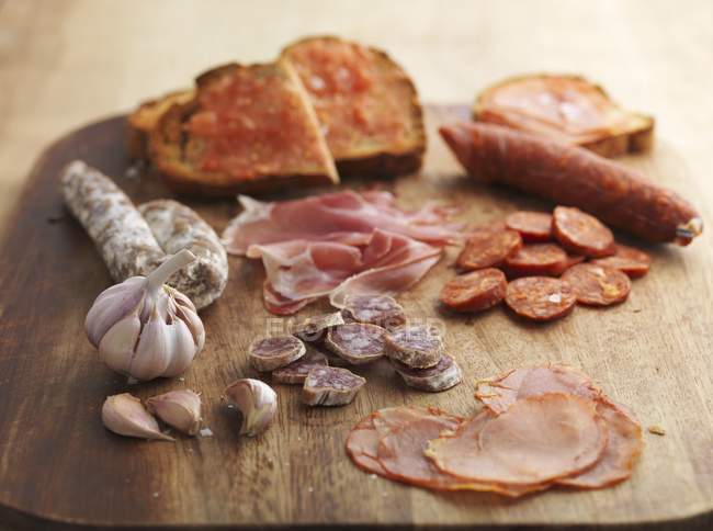 Chorizo and ham slices with bread — Stock Photo