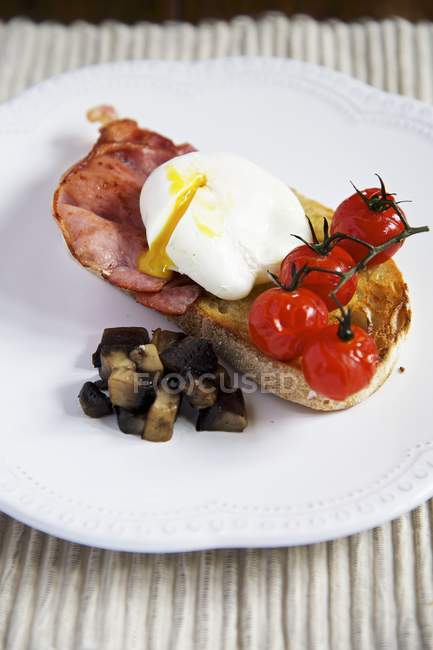 Toast with ham and tomatoes — Stock Photo