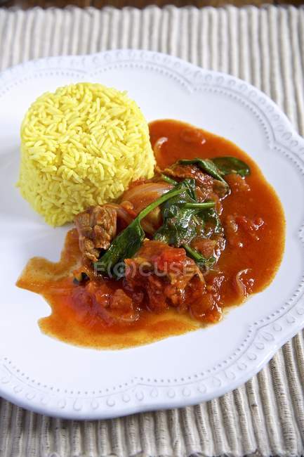 Arroz al curry con ragú de tomate - foto de stock