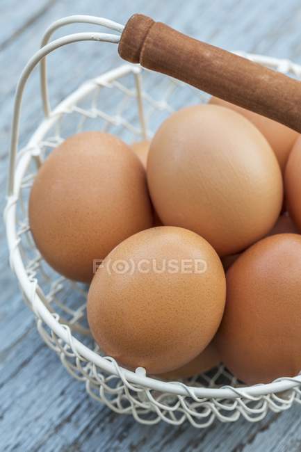 Braune Eier im Drahtkorb — Stockfoto