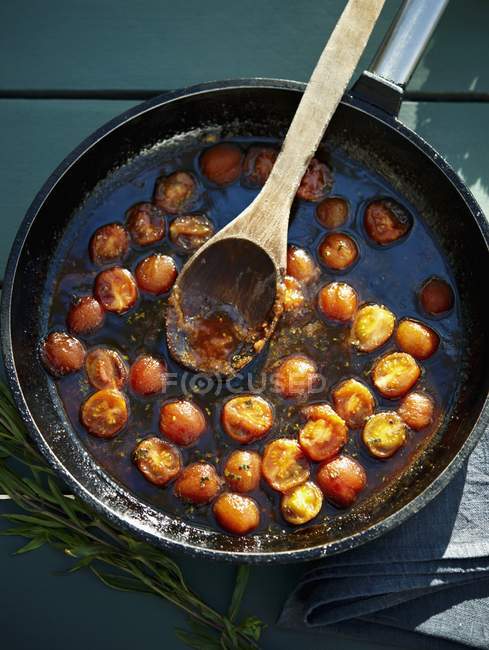 Коктейльные помидоры в кастрюле — стоковое фото