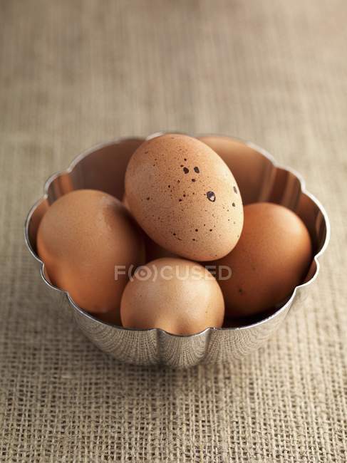 Коричневі яйця в металевій мисці — стокове фото