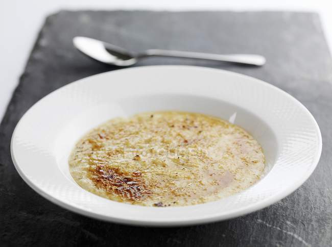 Primo piano vista del porridge con zucchero di canna — Foto stock