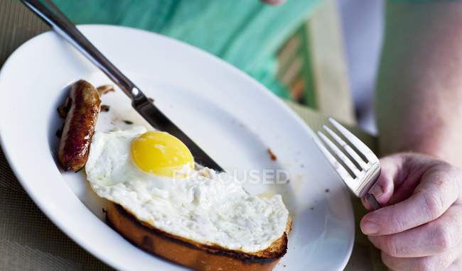 Смажене яйце з сосисками — стокове фото
