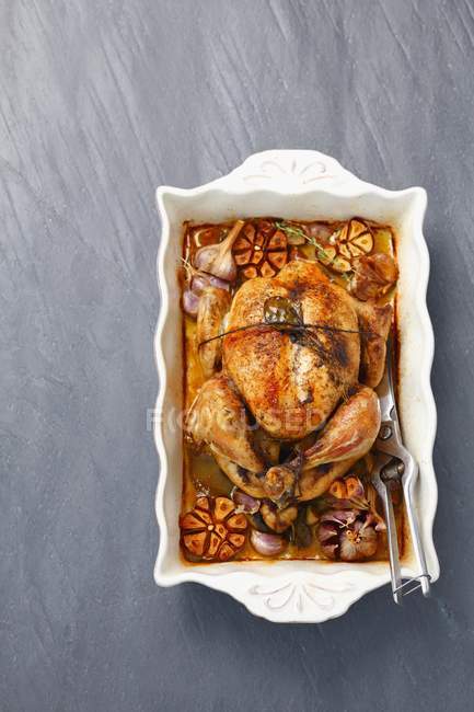 Whole Roasted chicken with garlic — Stock Photo