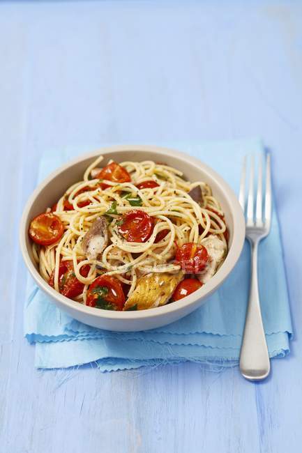 Macarrão de espaguete com tomate cereja — Fotografia de Stock