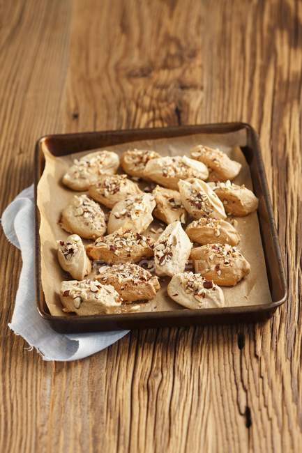 Meringues with cinnamon and nuts — Stock Photo