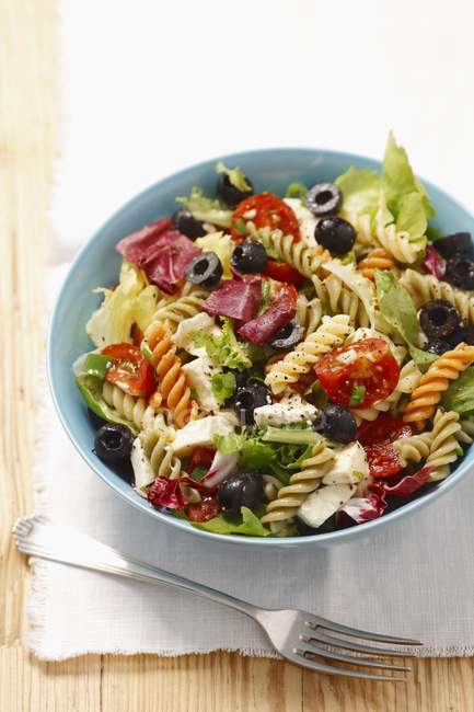 Fusilli pasta salad with olives — Stock Photo