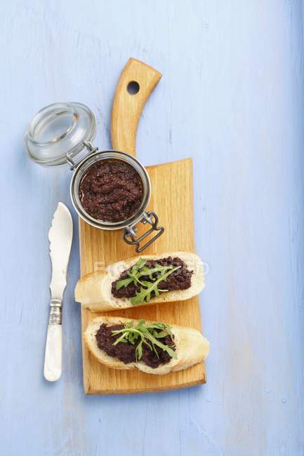 Slices of baguette with tapenade — Stock Photo