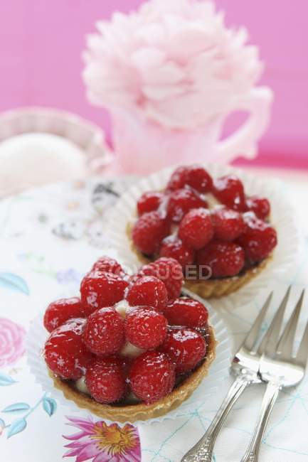 Tartaletas de fresa y tenedores de pastel - foto de stock