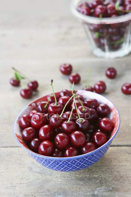 Fresh cherries in bowl — Stock Photo
