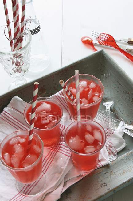 Rote Limonade mit Eiswürfeln — Stockfoto