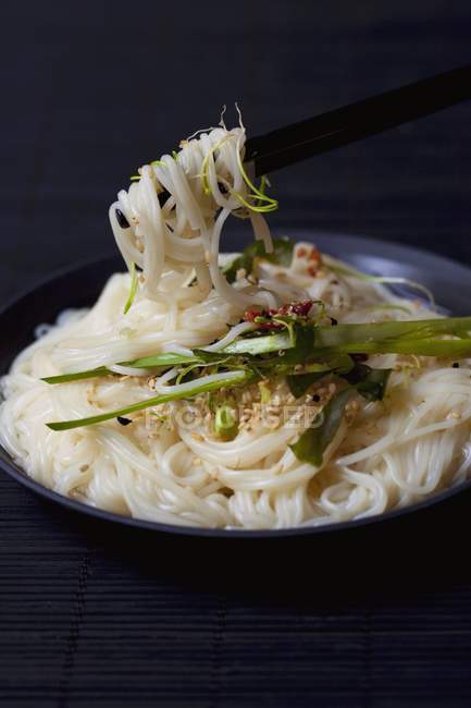 Soba noodles with spring onions — Stock Photo