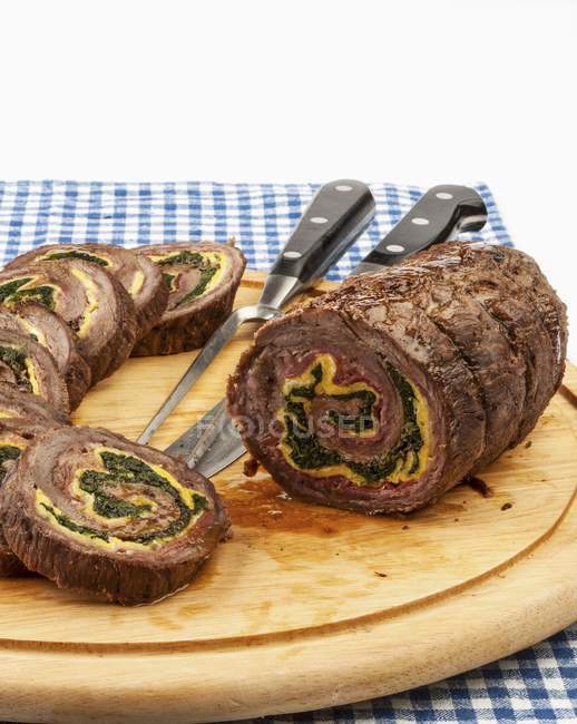 Roasted beef stuffed with spinach — Stock Photo