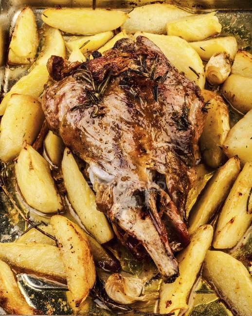 Roasted lamb with potatoes — Stock Photo