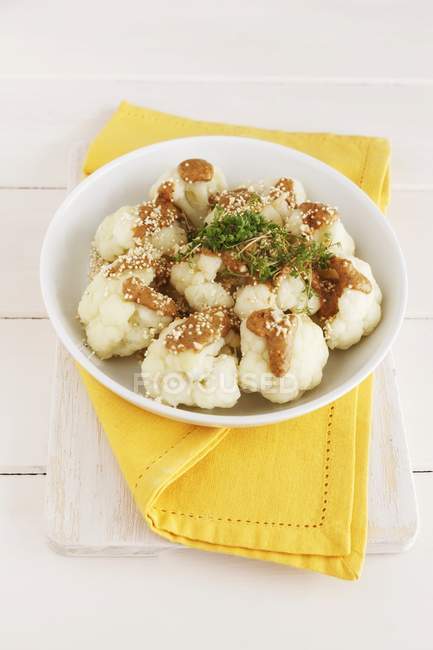 Curry de chou-fleur végétalien avec cresson — Photo de stock
