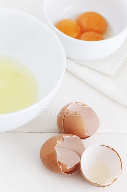 Huevos rotos y cáscaras de huevo - foto de stock
