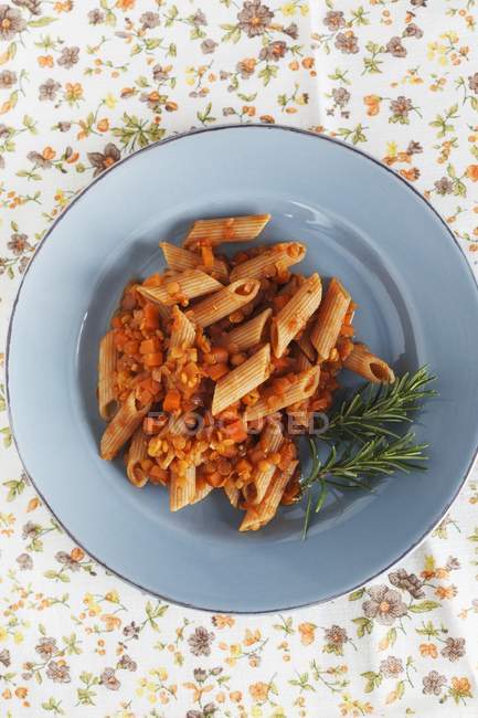 Penne Pasta mit veganer Linsensoße — Stockfoto