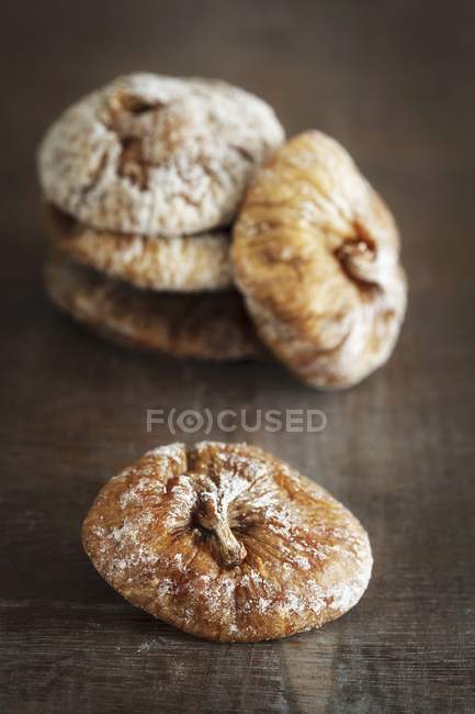 Closeup view of dried figs on sleek wooden surface — Stock Photo