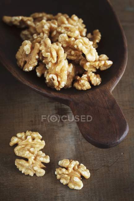 Открытые грецкие орехи — стоковое фото