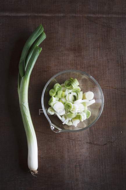 Spring onions in bowl — Stock Photo