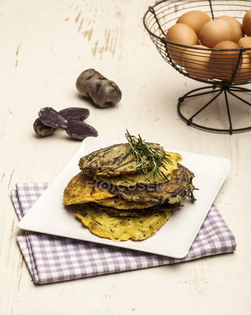 Omelette mit Kartoffeln auf Teller über Handtuch auf Holzoberfläche — Stockfoto