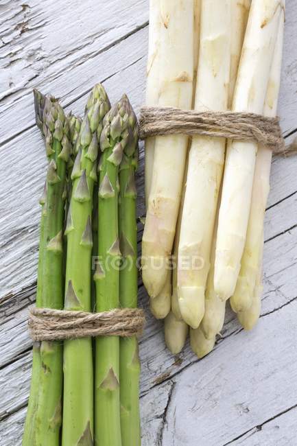 Bundles of Green and white asparagus — Stock Photo