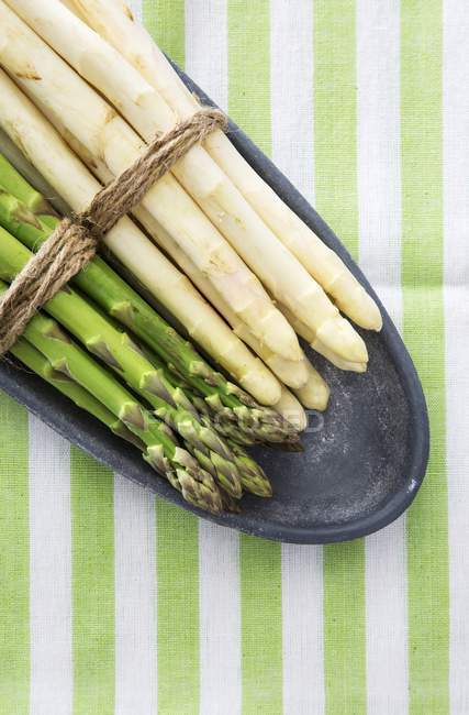 Bundles of Green and white asparagus — Stock Photo