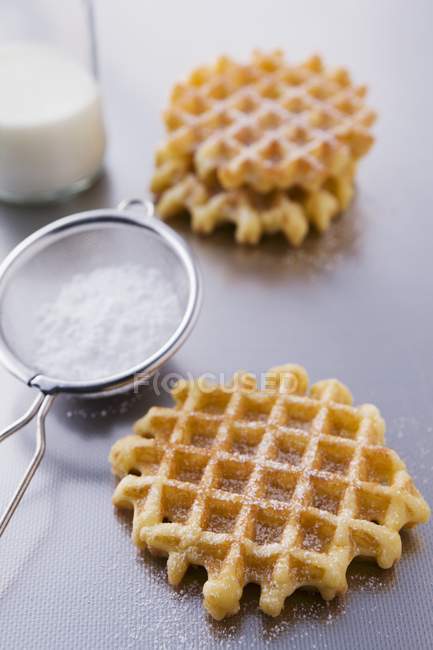 Waffles com açúcar de confeiteiro — Fotografia de Stock