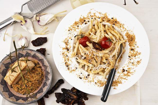 Gemelli паста з сухарях і помідорами — стокове фото